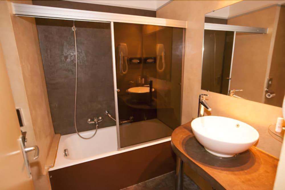 Hotel Chambord Ментона Экстерьер фото