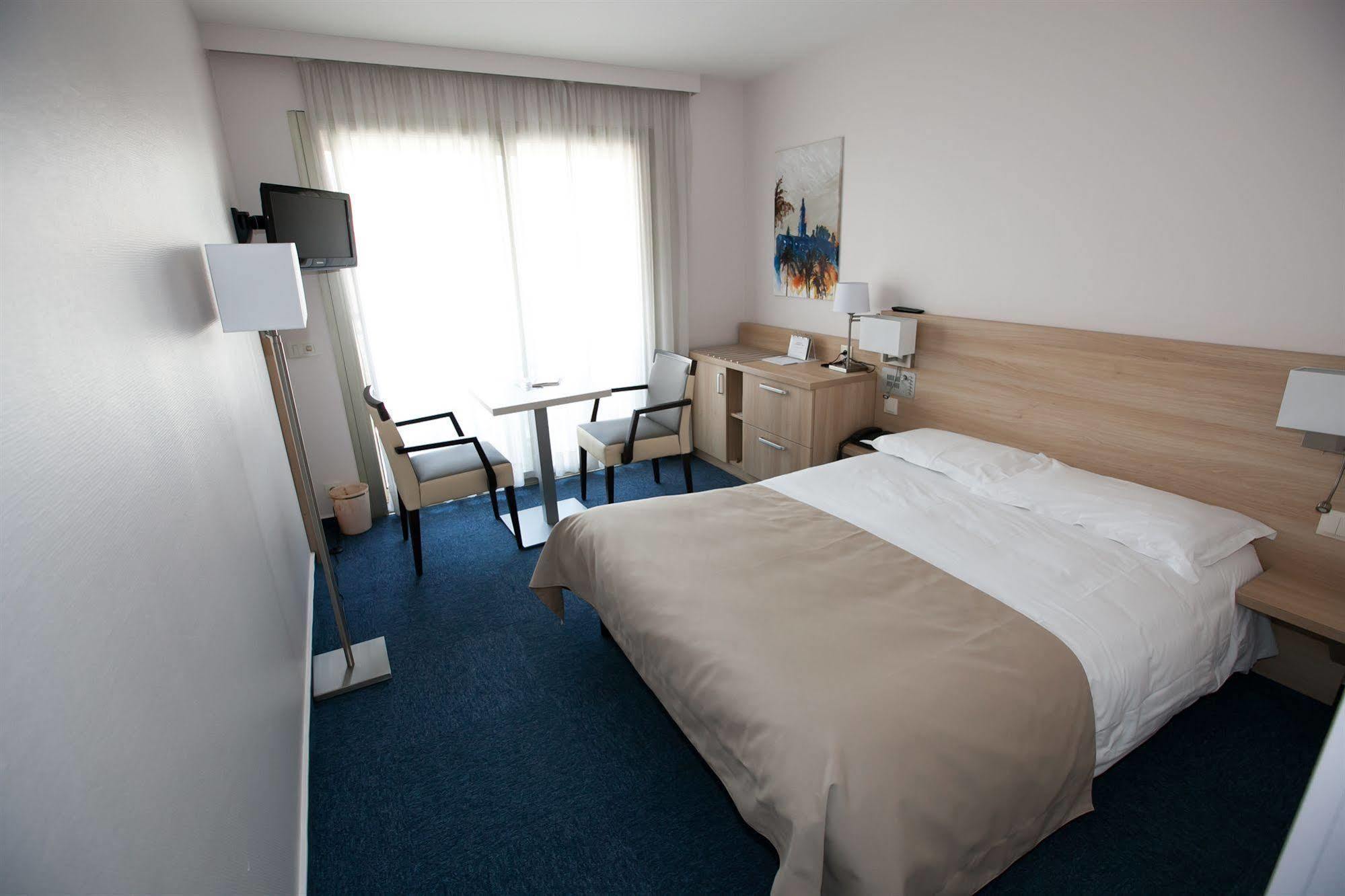 Hotel Chambord Ментона Экстерьер фото
